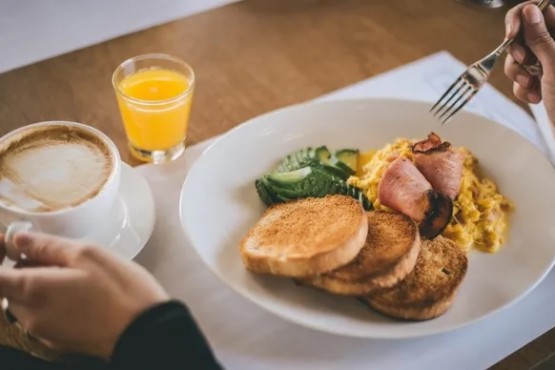 Se quejó por un desayuno de $ 7.300 y se volvió viral por las críticas