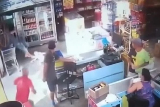 Un hombre descalzo y con un chico en brazos, abrió una heladera y recibió una descarga eléctrica