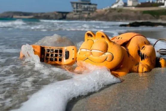 El misterio de la playa repleta de teléfonos de Garfield