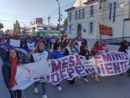 La marcha de mujeres y diversidades que se desarrolló este miércoles por las calles de Río Gallegos. 