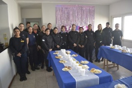 Luca Pratti y Agostina Mora agasajaron al personal policial por el Día de la Mujer