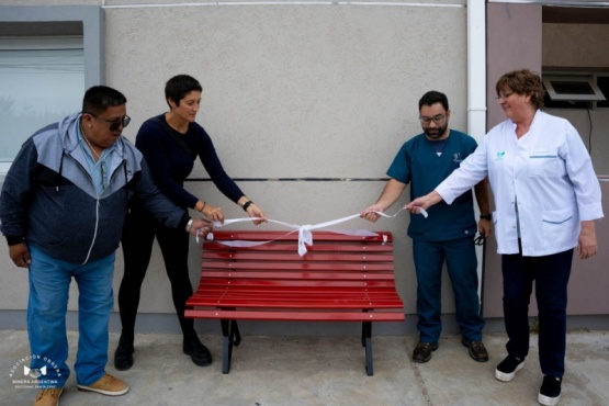 Colocaron un banco rojo en el Centro de Salud de AOMA