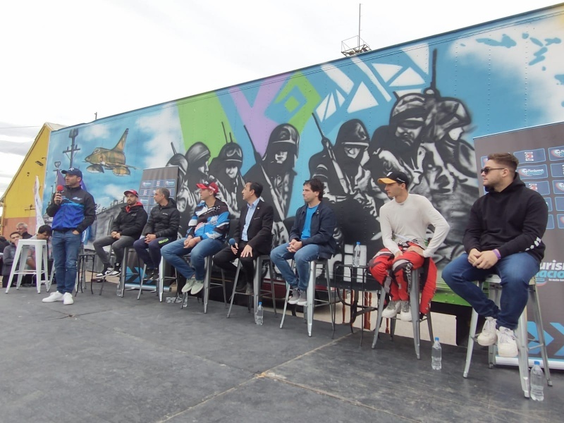 Los pilotos dialogaron esta tarde con el público. 