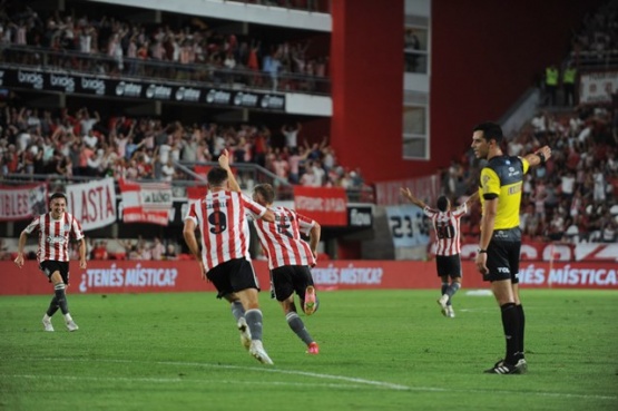 Estudiantes venció a Huracán en el descuento