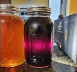 El misterio de las abejas que producen miel de color violeta