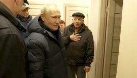Acusaron a Vladimir Putin de enviar un doble a Mariupol: la foto que lo probaría