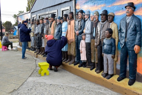 Restauradoras municipales colaboraron en la remodelación de la escultura a los obreros rurales