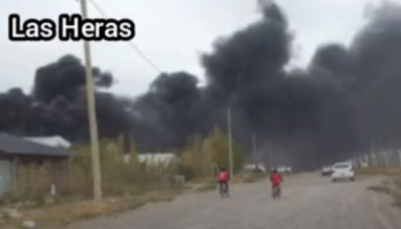 Bomberos sofocaron incendio en planta recicladora 