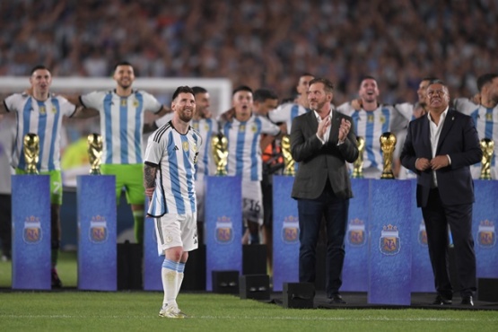 Messi vivió una noche mágica con los hinchas rendidos a sus pies
