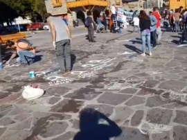 Bariloche: tiraron aceite y aguarrás para impedir pintar pañuelos en el Centro Cívico