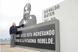 Osvaldo Bayer fue reconocido con un monumento en la Ruta N°3