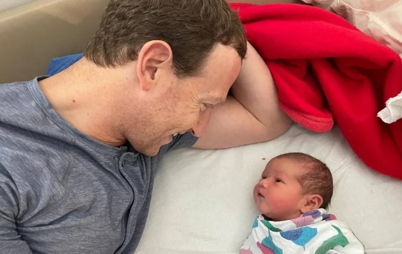 Mark Zuckerberg junto a su hija recién nacida.