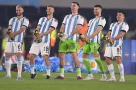 Dibu Martínez revivió su clásico festejo con la Copa del Mundo y varios compañeros