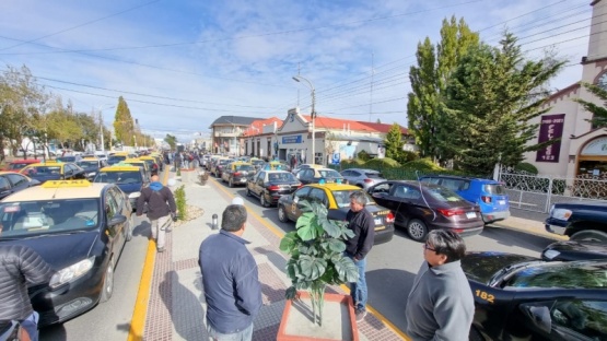 Río Gallegos: centro cortado por el reclamo de taxistas