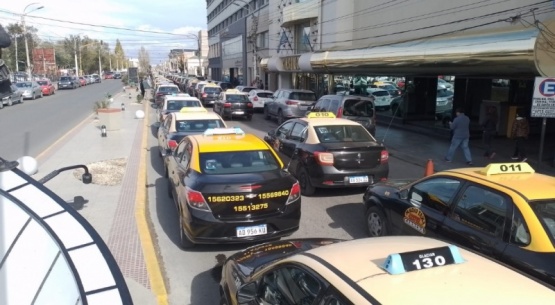 Taxis: Municipio propuso aumento del 100% en la bajada de bandera