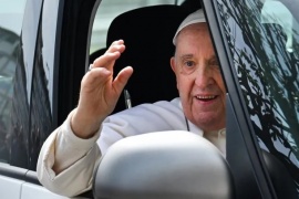 El Papa Francisco fue dado de alta: "Aún estoy vivo"