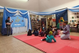 Jardines de infantes visitaron la Biblioteca Municipal y disfrutaron de un cuento sobre Malvinas