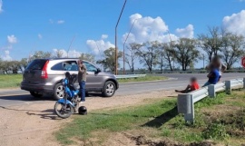 Calenteses chocaron contra una moto en La Pampa