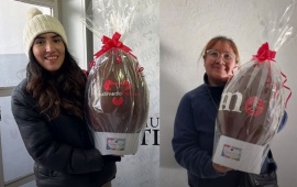 Multimedio Tiempo entregó los Huevos de Pascuas gigantes a 2 ganadoras
