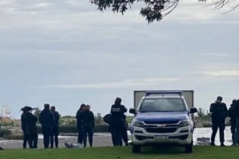 Encontraron el cadáver de un hombre maniatado a orillas del Río de la Plata