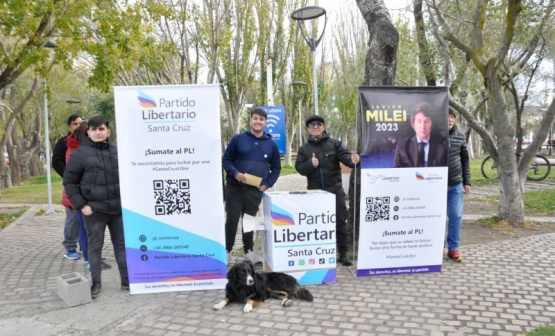 Campaña de afiliación al partido de Javier Milei en Río Gallegos