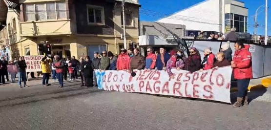 YCRT: Mientras esperan cobrar, los jubilados reclamaron en el izamiento