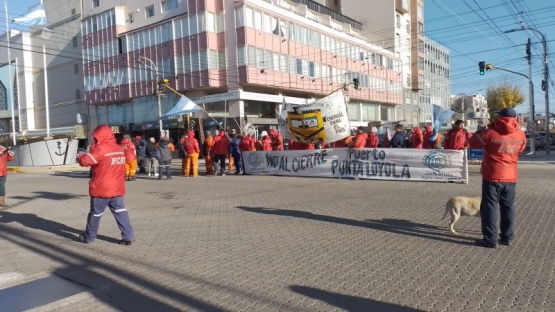 Reclamo de trabajadores de YCRT  de Punta Loyola 