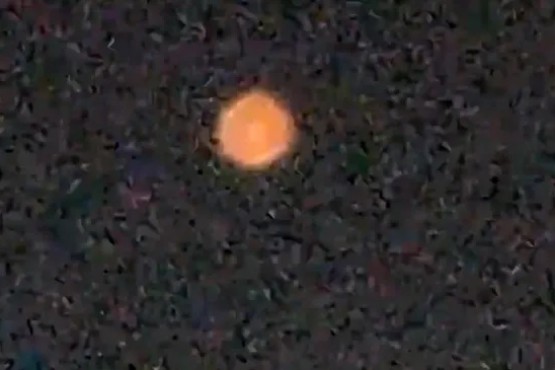 Periodista graba un OVNI que parece una bola de fuego en el cielo