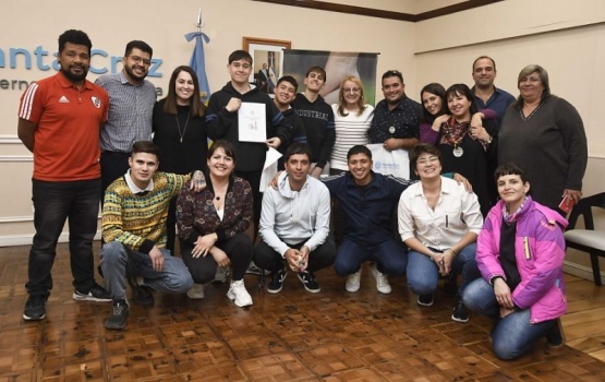 Alicia Kirchner recibió a alumnos industriales que representaron a Santa Cruz en la Feria IT Joven