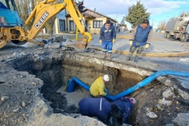 Continúan arreglando un caño de agua