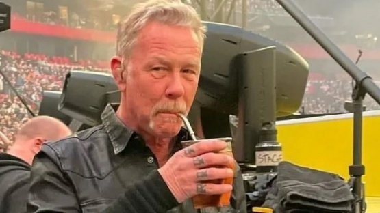 Las imágenes del líder de Metallica tomando mate son furor en redes sociales