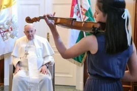 Una adolescente de Lanús tocó La Cumparsita en violín ante el papa Francisco en una audiencia en Hungría