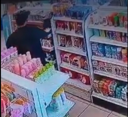 Escrachan a un sujeto sustrayendo mercadería de una farmacia