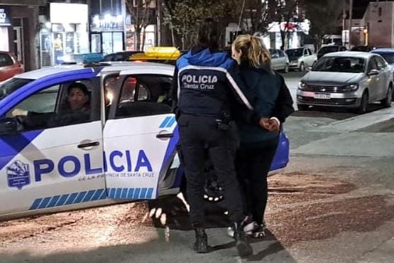 Detuvieron a una pareja tras intentar compras con dólares falsos 