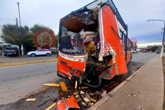 Un colectivo fue embestido por el acoplado de un camión aguatero