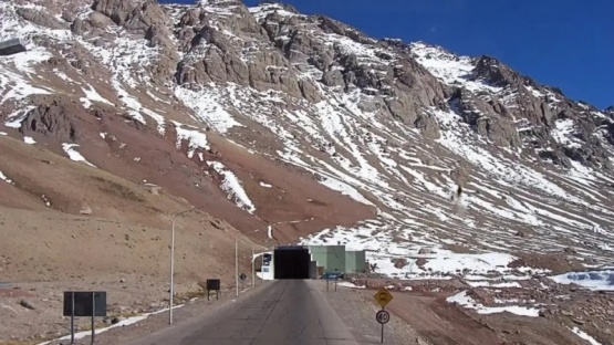 Pasos a Chile por Mendoza permanecen cerrados y hay 1.500 vehículos chilenos varados en Argentina