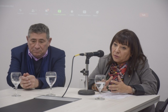 María Cecilia Velázque e Ismael Enrique,durante la presentación de los resultados del Operativo Aprender en Santa Cruz. 