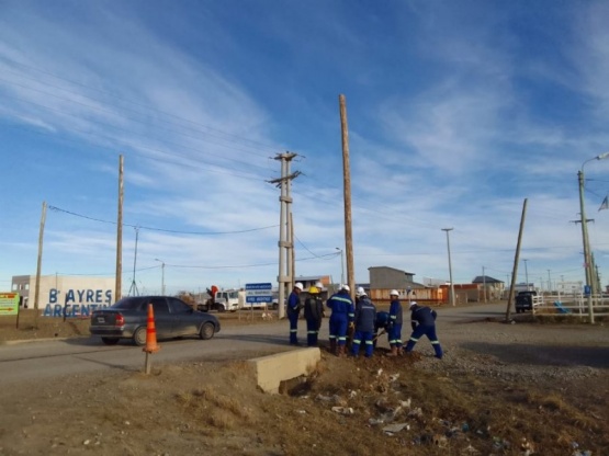 Río Gallegos: Servicios Públicos instala iluminación en el acceso al barrio Ayres Argentinos