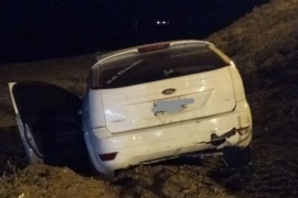 Perdió el control y quedó atrapado en la costanera