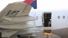 El hombre que abrió una puerta de un avión en pleno vuelo dijo que se sentía "sofocado"