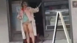 Terror en Lanús por una mujer desnuda que persigue a niños con un cuchillo