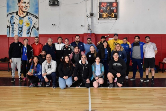 Clínica de handball en el gimnasio Juan Bautista Rocha