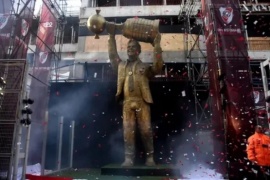 La escultora de la estatua de Gallardo rompió el silencio sobre el detalle de su entrepierna