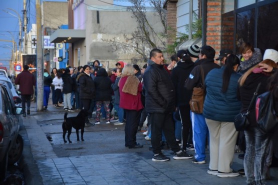 Desde temprano, los vecinos hicieron largas filas para recibir entradas