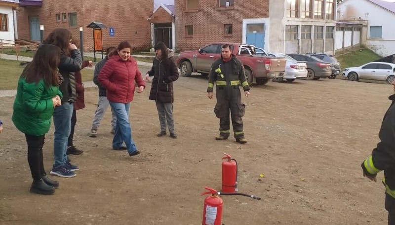 Bomberos brindaron capacitación de evacuación en la UNPA-UART 