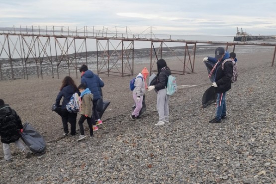 Niños y jóvenes realizaron trabajos de bolseo en la costanera local