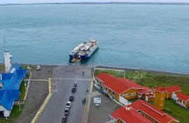 Cruce por barcaza del Estrecho: no aceptarán más pesos argentinos desde el 16 de junio