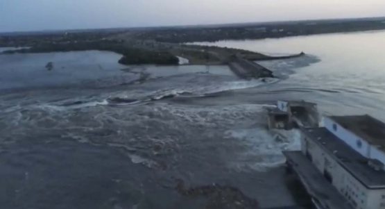 Ucrania y Rusia se acusan de destruir una represa en el sur ucraniano y hay miles de evacuados