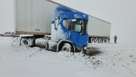 Un camión y un auto despistaron por el temporal de nieve