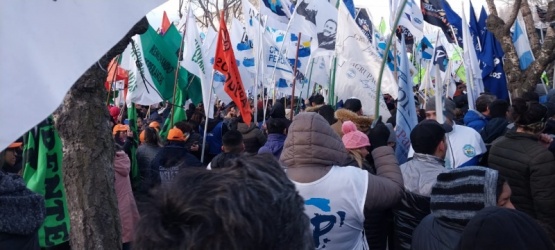 La militancia acompaña a Cristina Kirchner en su discurso desde Casa de Gobierno